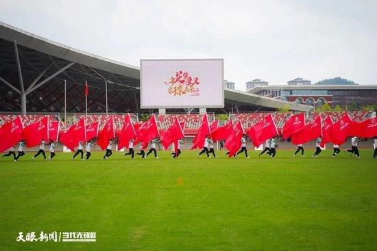 第35分钟，卡尤斯特禁区右侧拿球，扣过防守球员后起脚抽射，球稍稍高出横梁！